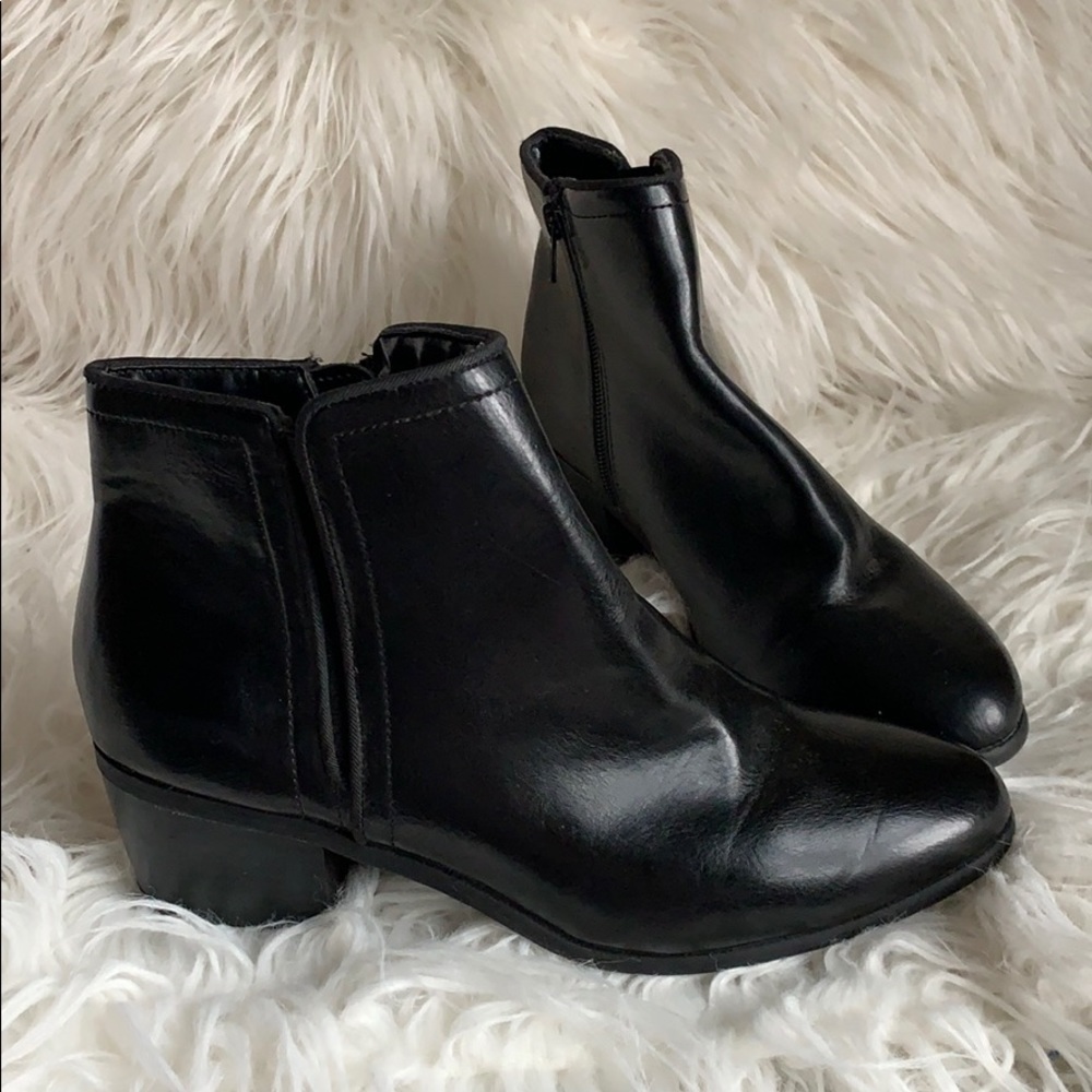 Women’s sz 8 Karen Scott Black Booties